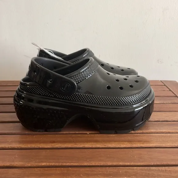 NWT CROCS Stomp High-Shine Platform Clogs Black Women 6 Men 4