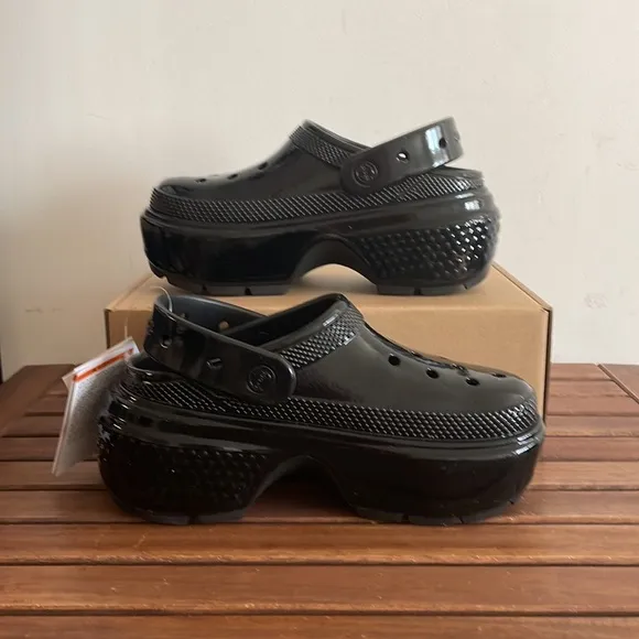 NWT CROCS Stomp High-Shine Platform Clogs Black Women 6 Men 4