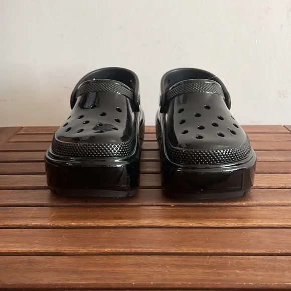 NWT CROCS Stomp High-Shine Platform Clogs Black Women 6 Men 4