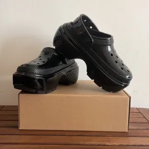 NWT CROCS Stomp High-Shine Platform Clogs Black Women 6 Men 4