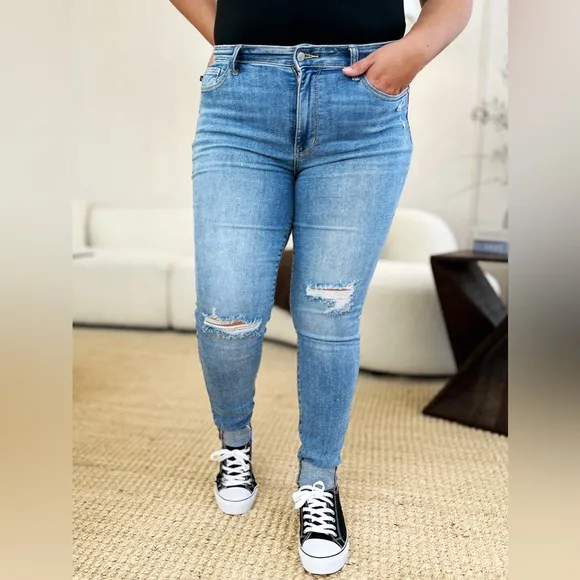 NWT Judy Blue PLUS   REG Size Mid Rise Destroyed &amp; Cuffed Skinny Jeans