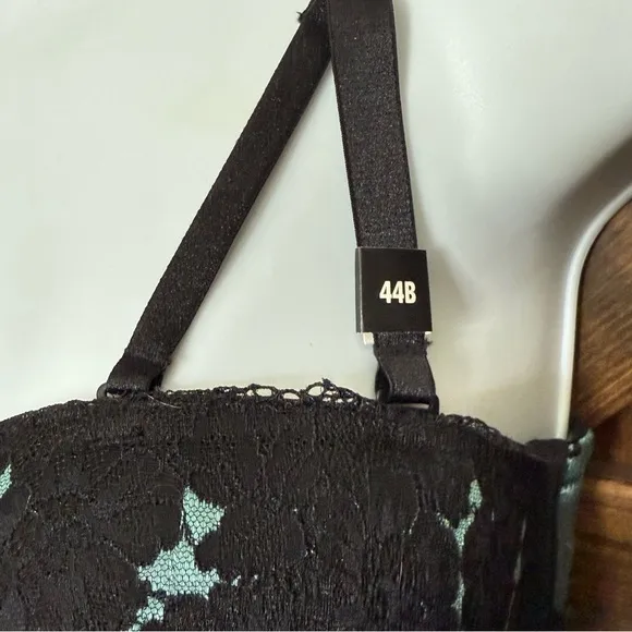 NWT TORRID Curve Bombshell Everyday Strapless Push-Up Bra Size 44B