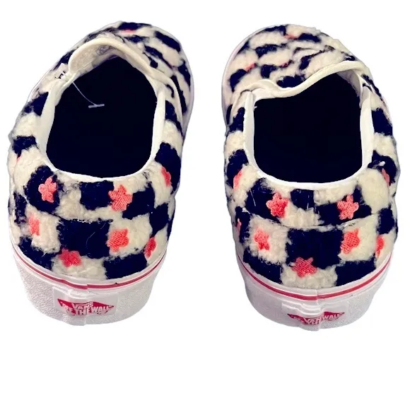 NWT Vans Classic Slip On Pink &amp; Black Sherpa Sz 6.5/7 Women
