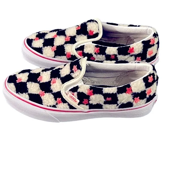 NWT Vans Classic Slip On Pink &amp; Black Sherpa Sz 6.5/7 Women