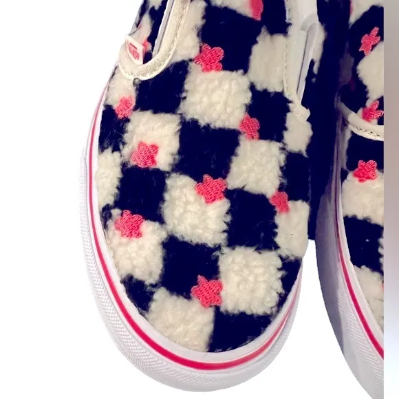 NWT Vans Classic Slip On Pink &amp; Black Sherpa Sz 6.5/7 Women