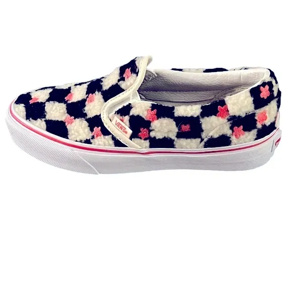 NWT Vans Classic Slip On Pink &amp; Black Sherpa Sz 6.5/7 Women