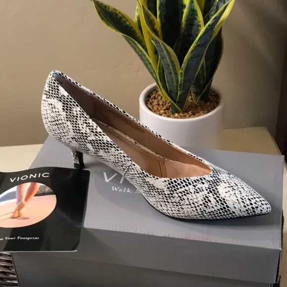 NWT Vionic Josie Kitten heel Pumps White / Black Womens Sz 6 $179