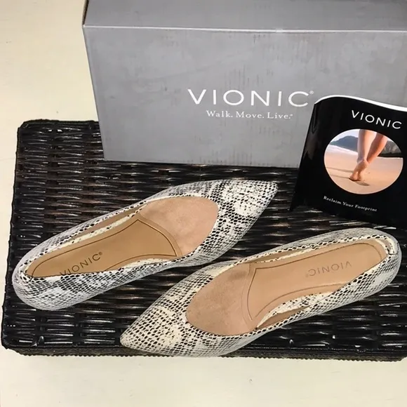 NWT Vionic Josie Kitten heel Pumps White / Black Womens Sz 6 $179