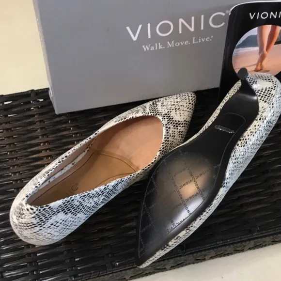 NWT Vionic Josie Kitten heel Pumps White / Black Womens Sz 6 $179