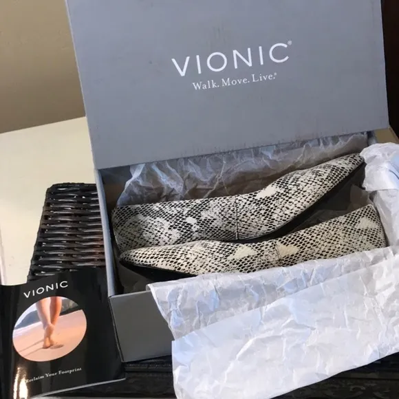 NWT Vionic Josie Kitten heel Pumps White / Black Womens Sz 6 $179