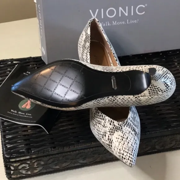 NWT Vionic Josie Kitten heel Pumps White / Black Womens Sz 6 $179