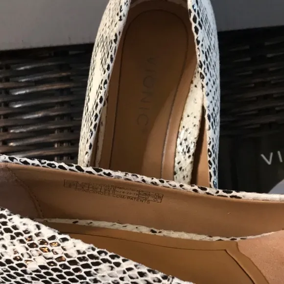NWT Vionic Josie Kitten heel Pumps White / Black Womens Sz 6 $179