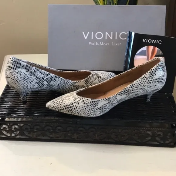 NWT Vionic Josie Kitten heel Pumps White / Black Womens Sz 6 $179