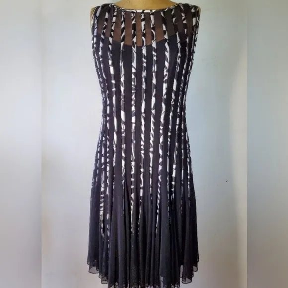 NWT XSCAPE Black White Floral Stripe Sleeveless Fit &amp; Flare Dress Womens 6 X7509