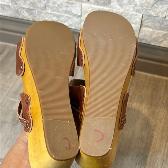 Olukai Brown Kamala Leather clogs with wooden wedge heels size 7