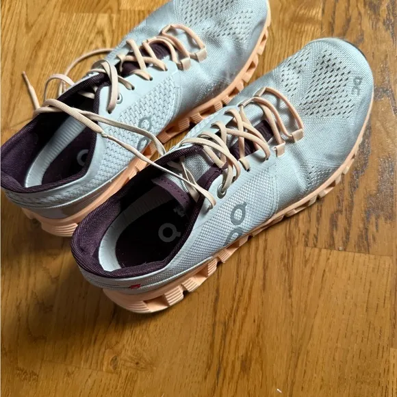 On Cloud Running Athletic Shoes White and Orange Streamlined Design