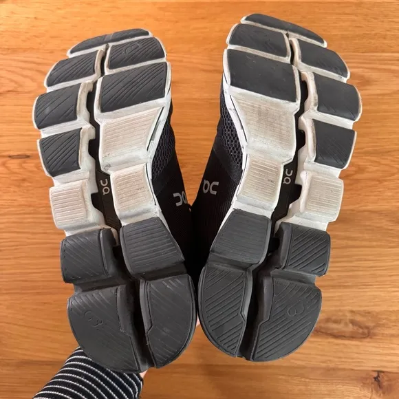 On Cloudflyer Women’s Running Shoes Black/White Size 9.5