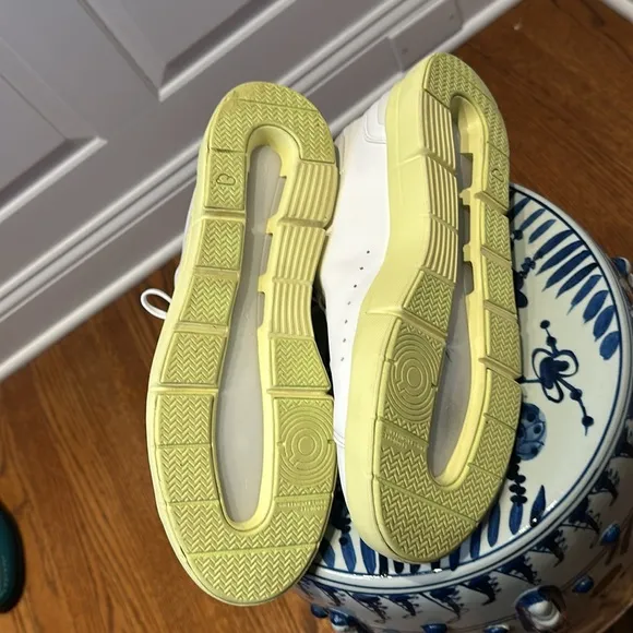 On Running Advantage x The Roger Tennis Shoe