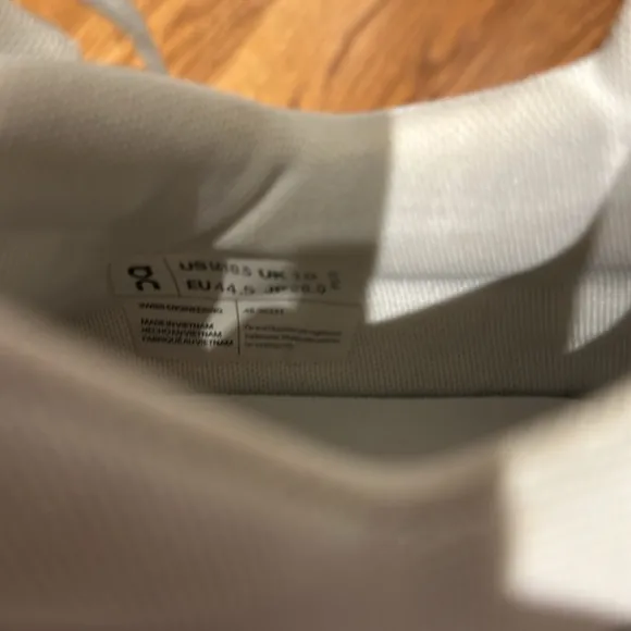 On Running Advantage x The Roger Tennis Shoe