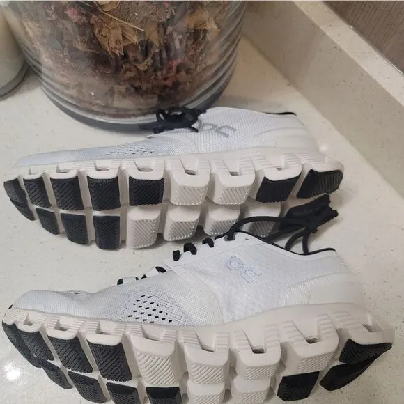 On Running Cloud 5 Women’s Running Shoes Size 6 White NEW