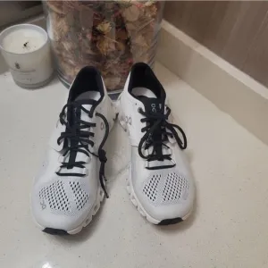 On Running Cloud 5 Women’s Running Shoes Size 6 White NEW