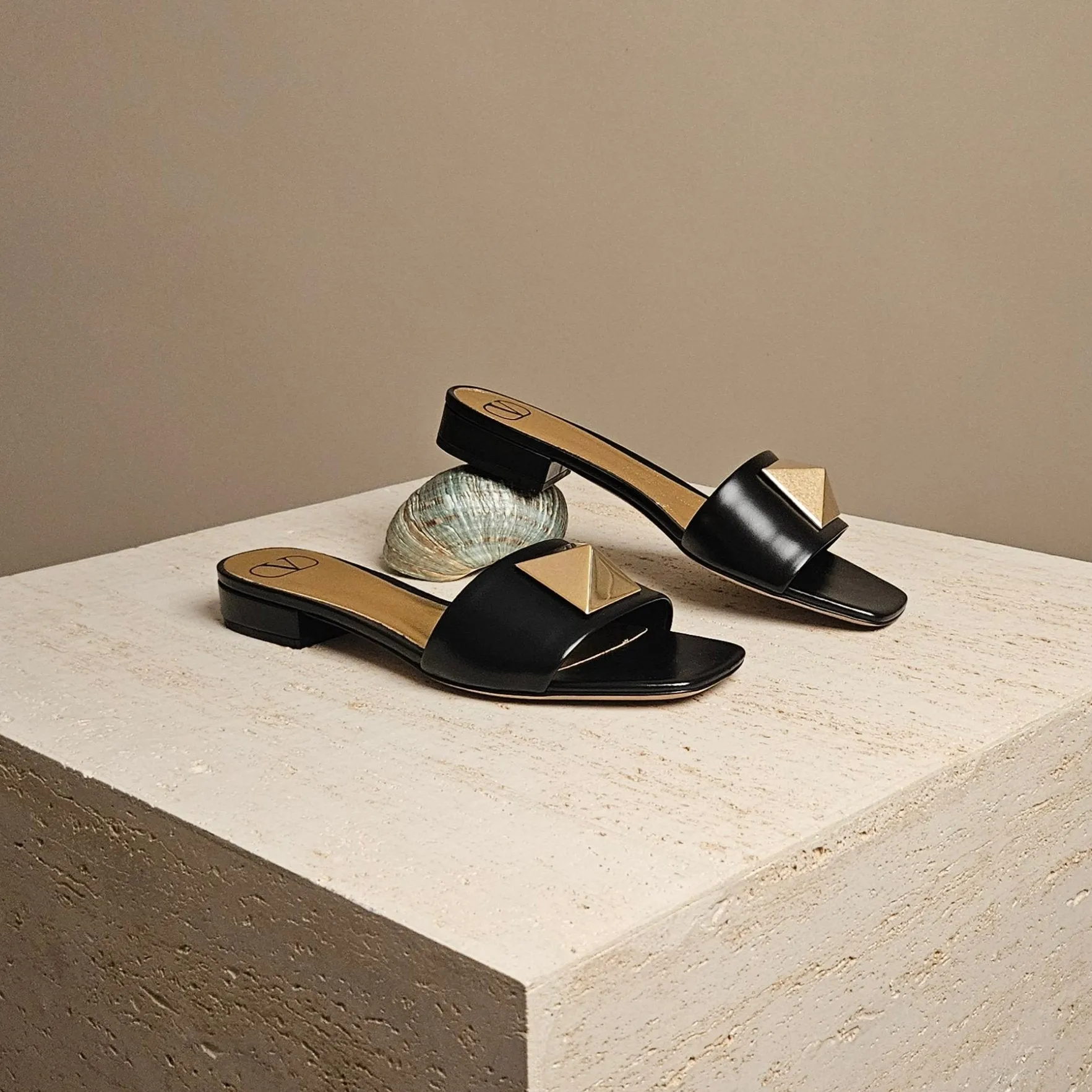 One Stud Flat Mule