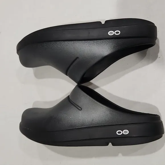 OOFOS Oocloog Luxe Recovery Black Slip On Mens Sz 7 Womens Sz 9 Comfort Clogs