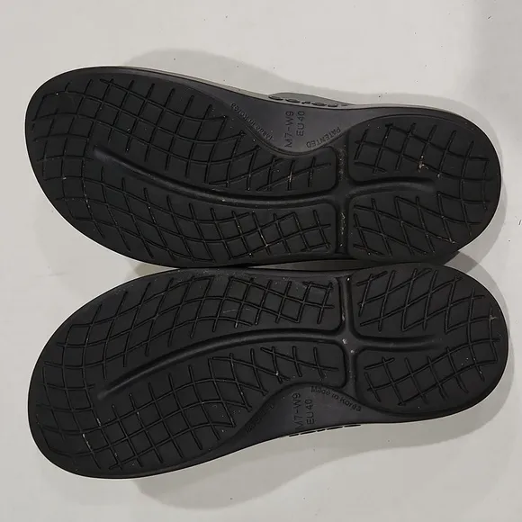 OOFOS Oocloog Luxe Recovery Black Slip On Mens Sz 7 Womens Sz 9 Comfort Clogs