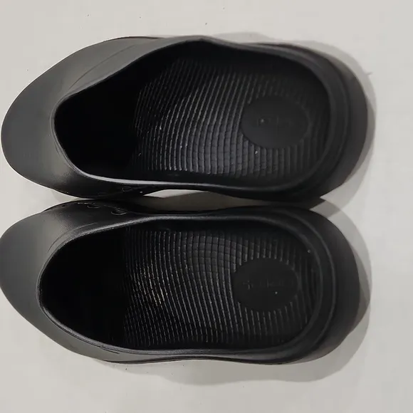 OOFOS Oocloog Luxe Recovery Black Slip On Mens Sz 7 Womens Sz 9 Comfort Clogs