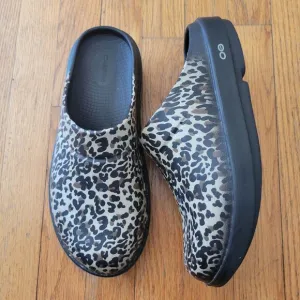 Oofos Oocloogs Leopard Recovery Clogs 41 M8 W10 Lightweight Supportive Slip On S