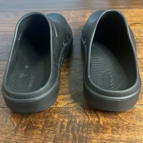 Oofos WOMEN'S OOCLOOG CLOG - BLACK, size 9