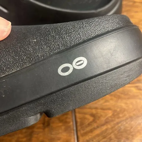 Oofos WOMEN'S OOCLOOG CLOG - BLACK, size 9