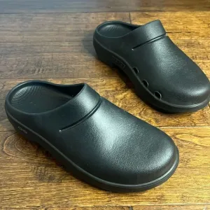 Oofos WOMEN'S OOCLOOG CLOG - BLACK, size 9