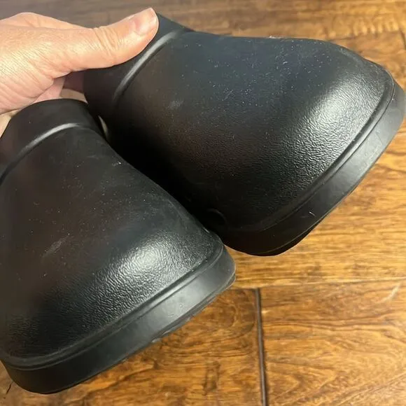 Oofos WOMEN'S OOCLOOG CLOG - BLACK, size 9