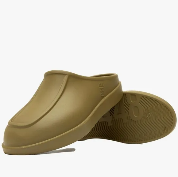 P448 Rubber Slip On Mules - Size EU 38-39 = US 7.5-8.5