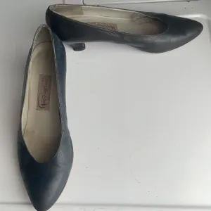 Pappagallo heels black leather pumps Spain women’s size 7 1/2 7.5 vintage shoes