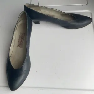 Pappagallo heels navy blue vintage leather pumps Spain women’s size 7 1/2 7.5