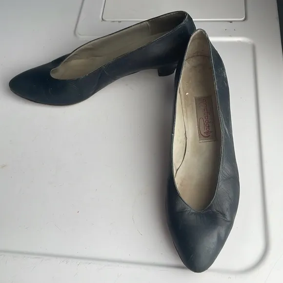 Pappagallo heels navy blue vintage leather pumps Spain women’s size 7 1/2 7.5