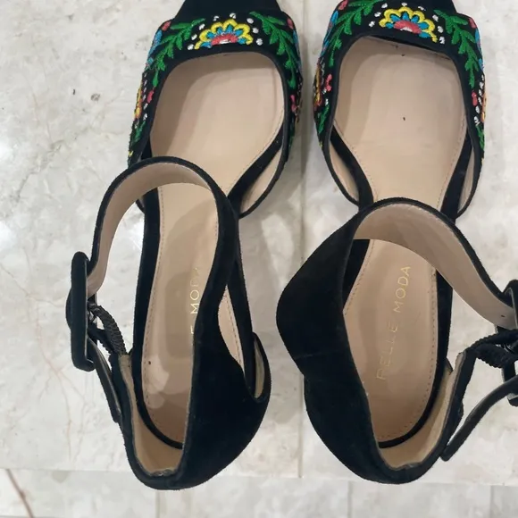 PELLE MODA {6M} Sandal Heels Embroidered FloralBlack Suede Open Toe Kitten Heel