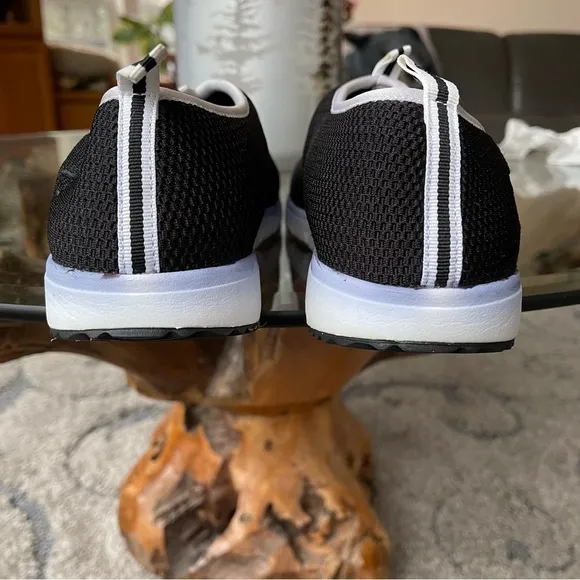 Proper Lightweight Slip-On Stretch Mesh Sneakers Walking Shoe 9.5 Wide