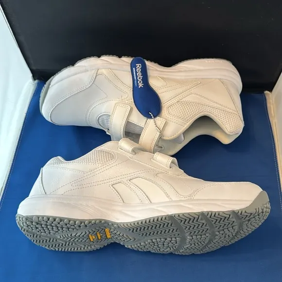 Reebok Mens 9.5 up White Sneakers NEW
