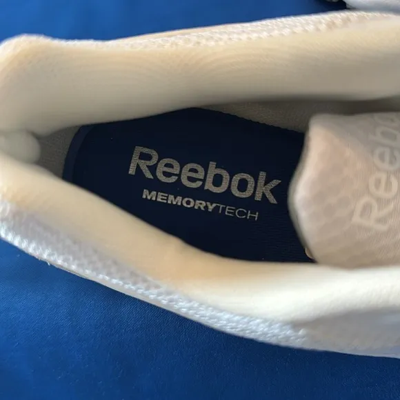 Reebok Mens 9.5 up White Sneakers NEW