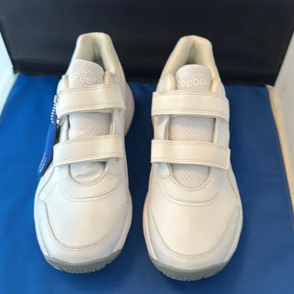 Reebok Mens 9.5 up White Sneakers NEW