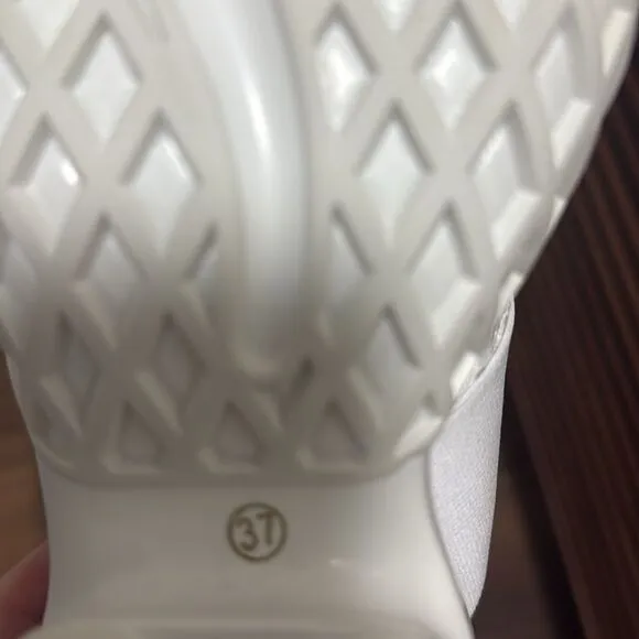 Rhodes Women’s Run Sneaker in White Neoprene &amp; Lace. Size 37. Never Worn.