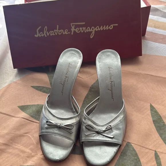 [Salvatore Ferragammo] Silver Slide Kitten Heels