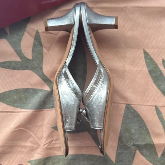 [Salvatore Ferragammo] Silver Slide Kitten Heels