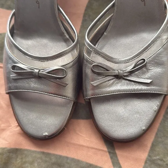 [Salvatore Ferragammo] Silver Slide Kitten Heels