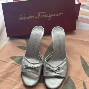 [Salvatore Ferragammo] Silver Slide Kitten Heels