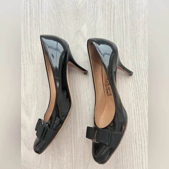 Salvatore Ferragamo Carla Bow Patent Leather Pumps sz 8