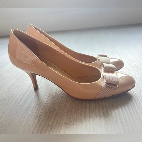 Salvatore Ferragamo Carla Bow Patent Leather Pumps sz 8